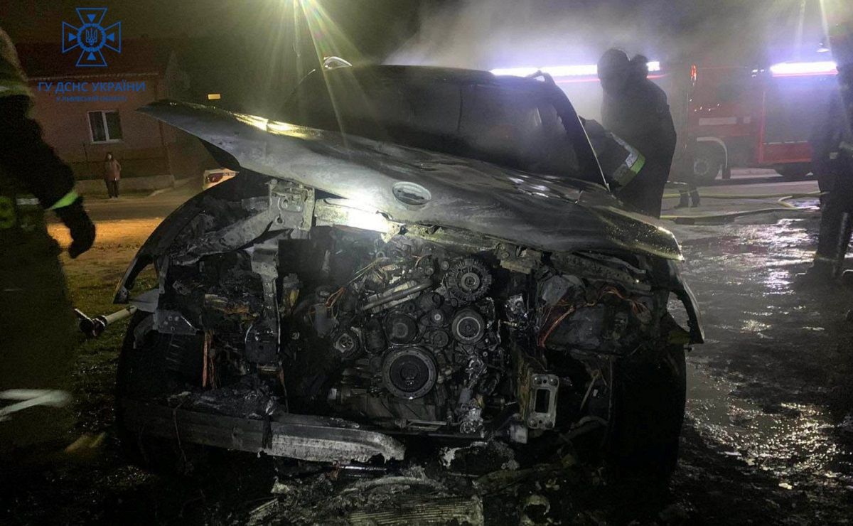 Біля Львова вщент згорів позашляховик BMW X3