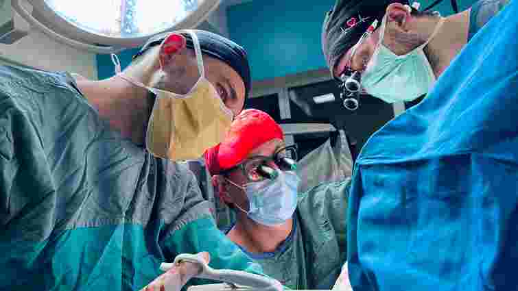 Львівські хірурги вперше пересадили м'яз зі спини на ногу