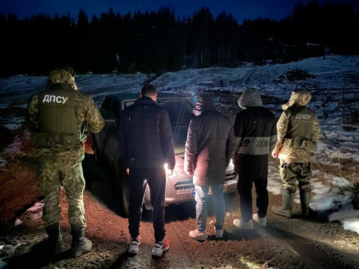 У засніжених горах поблизу кордону з Румунією затримали трьох ухилянтів 
