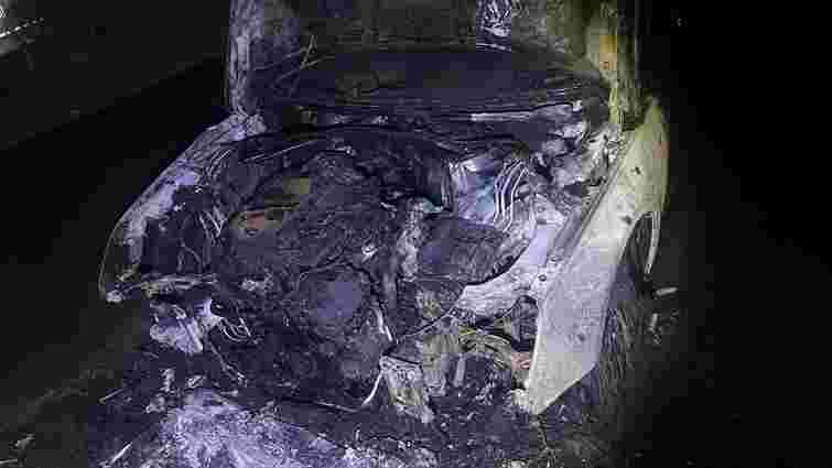 Вночі у Рівному невідомий підпалив автомобіль Audi A4