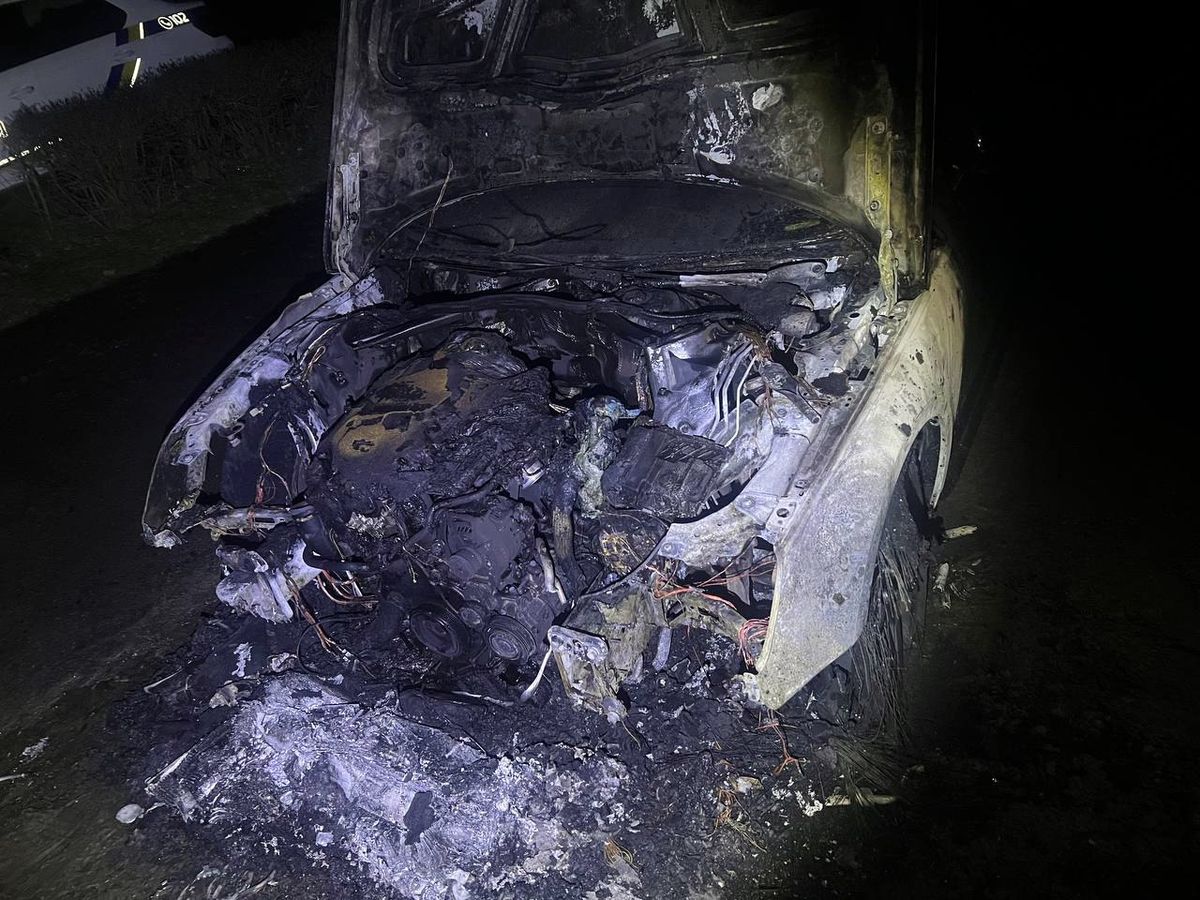 Вночі у Рівному невідомий підпалив автомобіль Audi A4