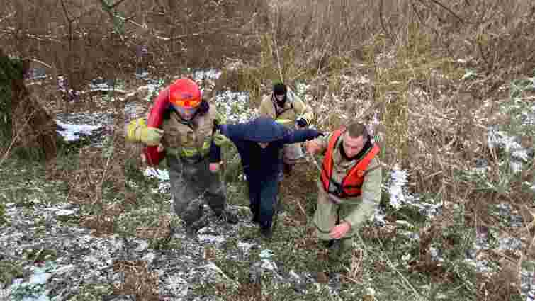 Рівненські рятувальники витягнули з болота 32-річного чоловіка