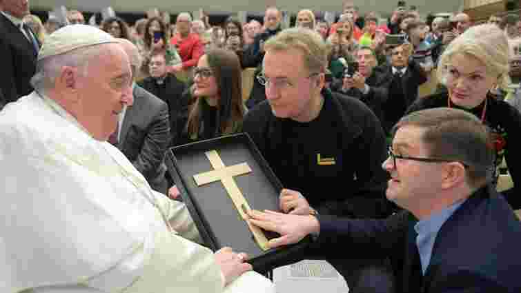 Андрій Садовий зустрівся у Ватикані із Папою Римським і передав йому символічний подарунок