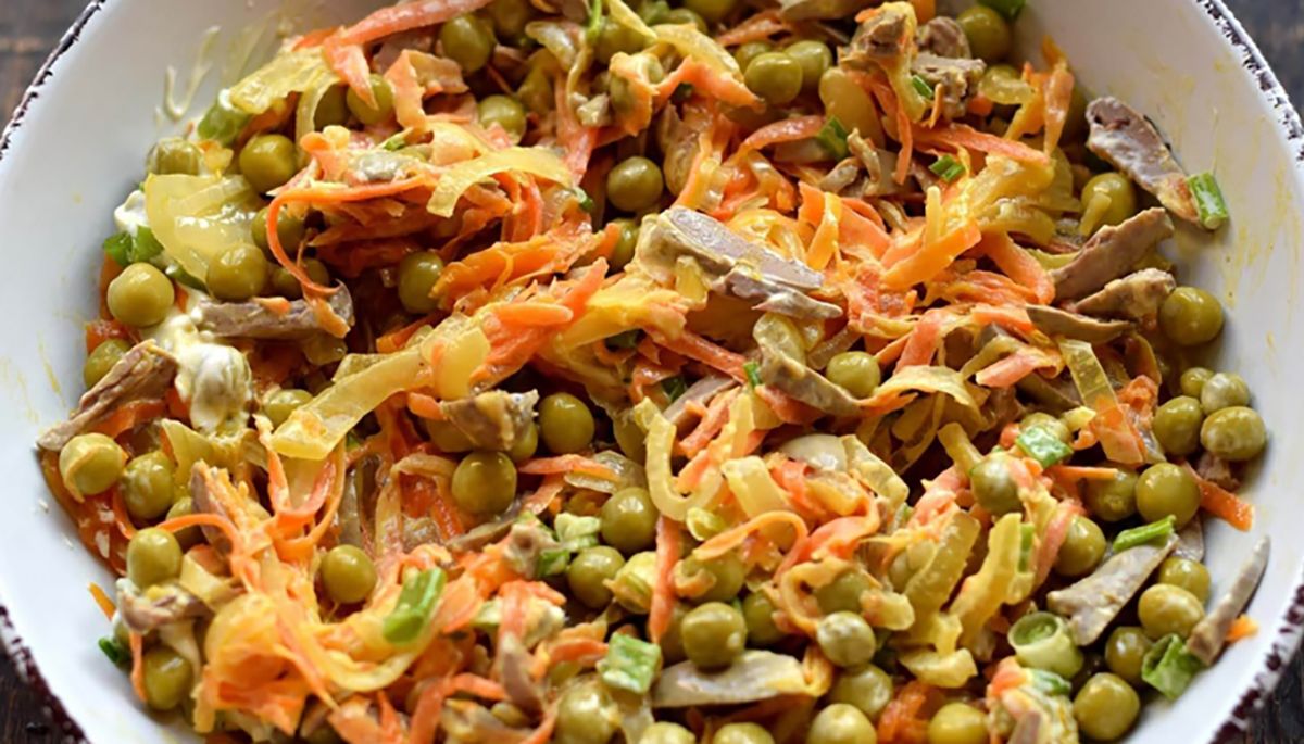 Салат із зеленим горошком та курячими сердечками. Рецепт дня