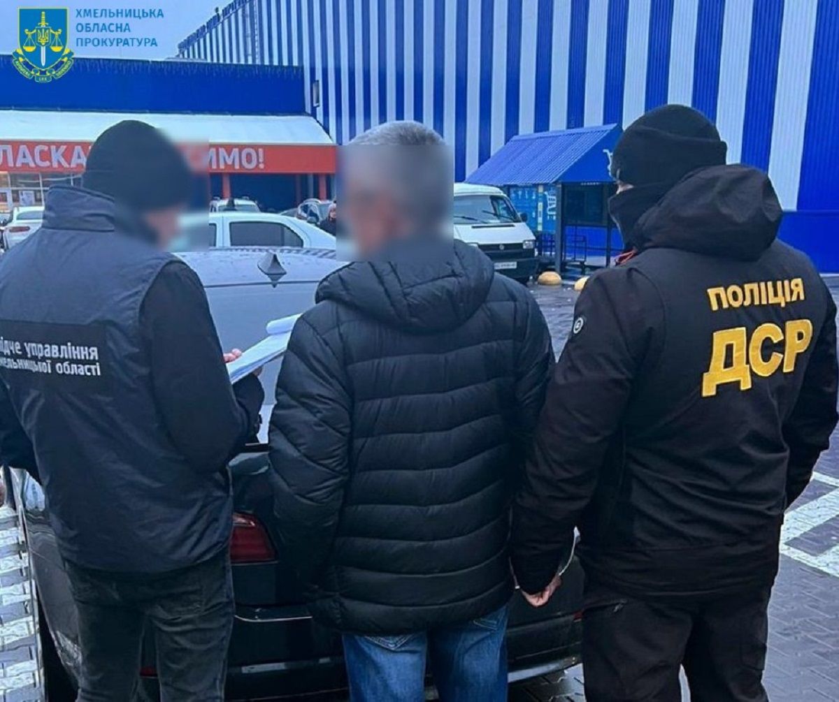 Екс-депутата райради з Хмельниччини затримали на хабарі $6 тис. від ухилянта