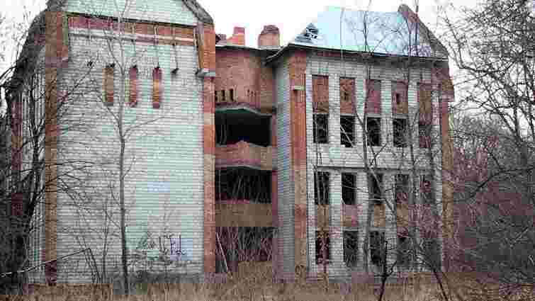 Суд заборонив будувати житло на території недобудованої школи у Брюховичах
