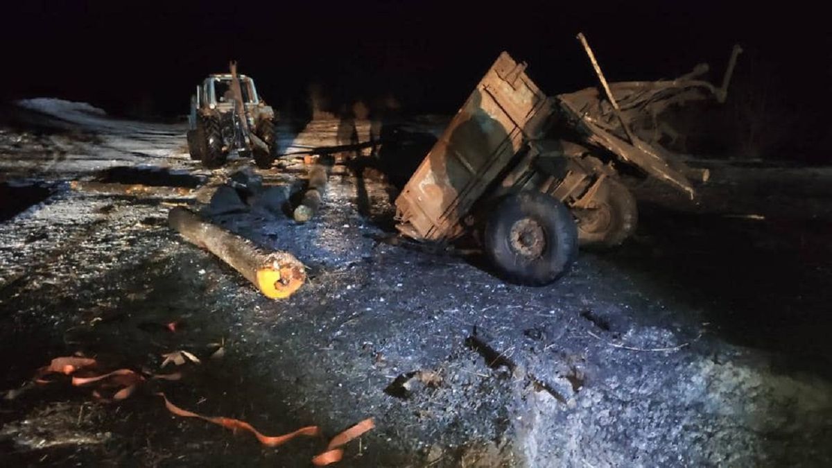 Трактор крадіїв лісу підірвався на міні біля кордону з Білоруссю