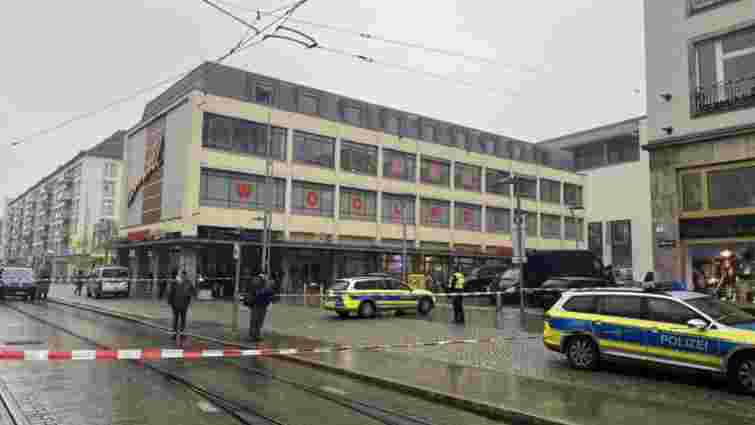У центрі Дрездена озброєний чоловік захопив заручників у ТРЦ, є загиблі