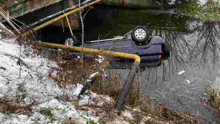 Двоє людей загинули внаслідок падіння автомобіля з мосту неподалік Ковеля