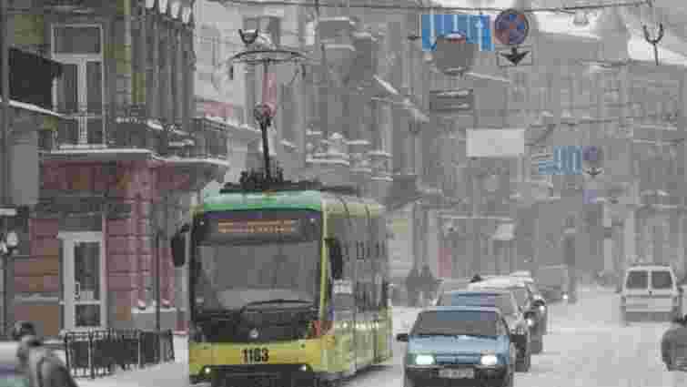 Через налипання мокрого снігу у Львові не курсує електротранспорт