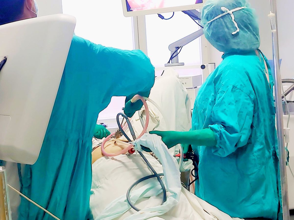 Волинські хірурги видалили у пацієнтки гігантські кісти з волоссям і зубами