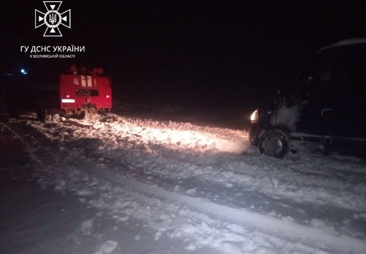 Два автобуси з пасажирами застрягли у заметах на Волині