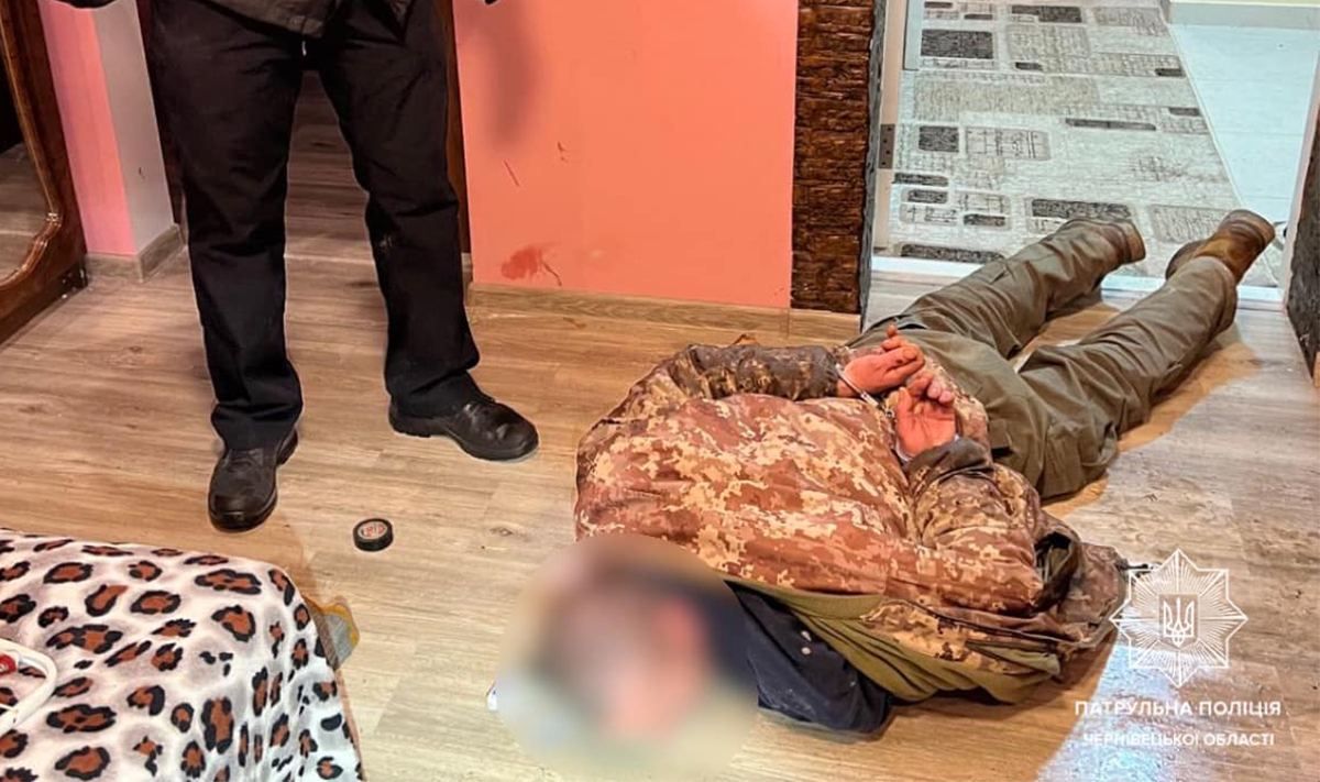 Грабіжників будинку на околиці Чернівців виявили за увімкненим світлом