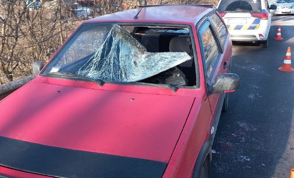 Водія ВАЗ госпіталізували внаслідок падіння льоду із зустрічного авто