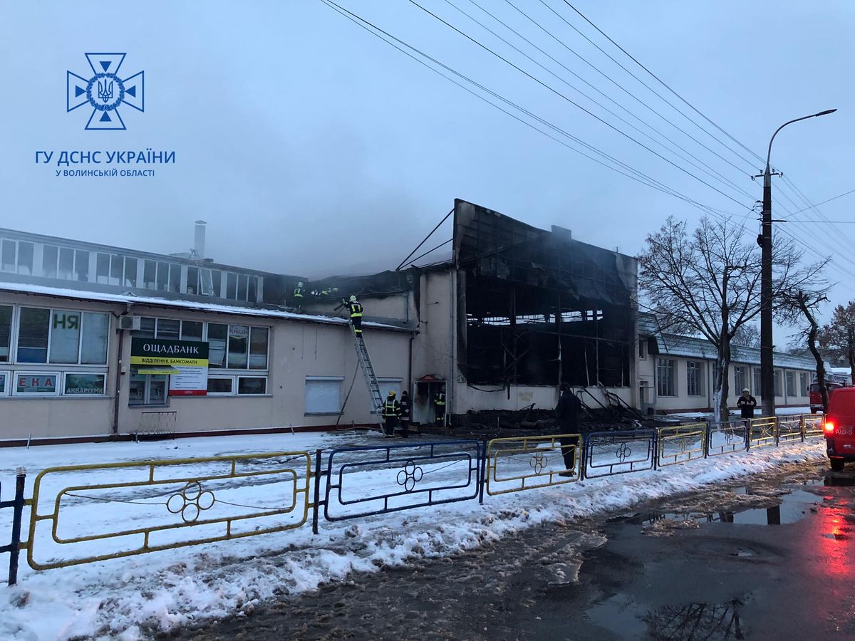 На Центральному ринку у Луцьку вночі виникла масштабна пожежа