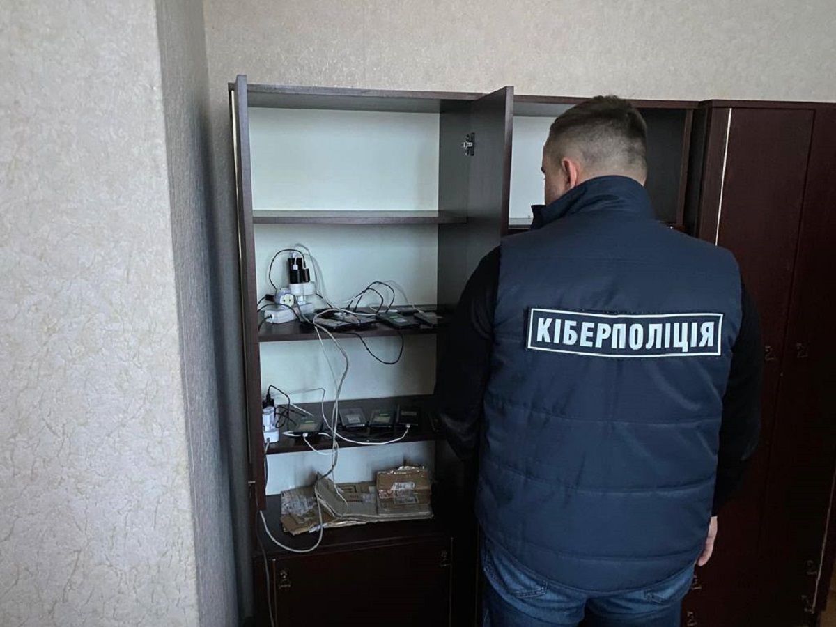 Луцькі правоохоронці викрили ботоферму, призначену для атак на лідерів думок