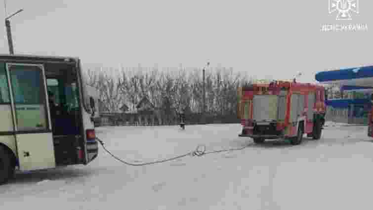 Автобус з 11 пасажирами застряг у сніговому заметі неподалік Ківерців