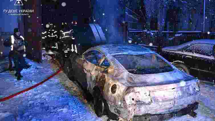 У гаражі під Львовом згоріли два автомобілі Ford Mustang