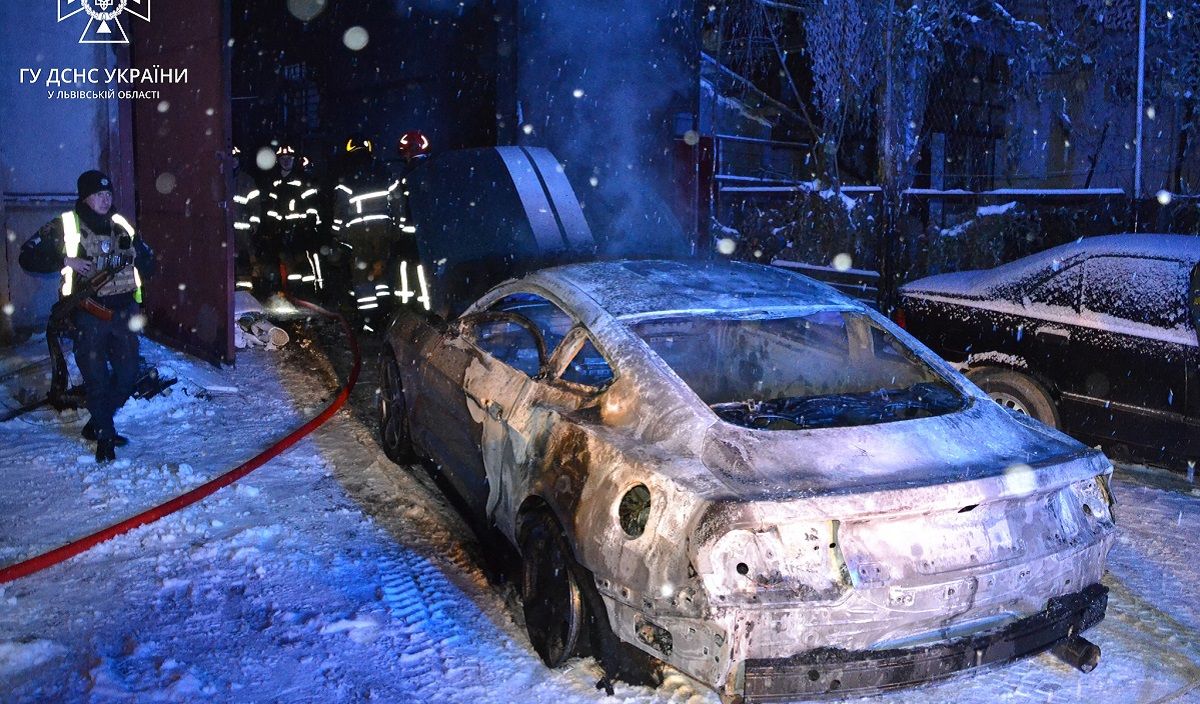 У гаражі під Львовом згоріли два автомобілі Ford Mustang