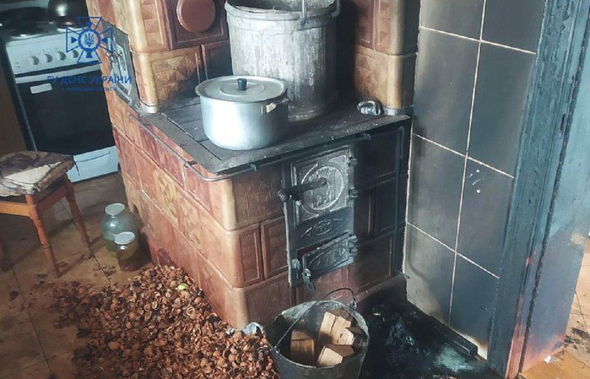 Двоє чоловіків отримали важкі опіки під час розпалювання пічки в Городку