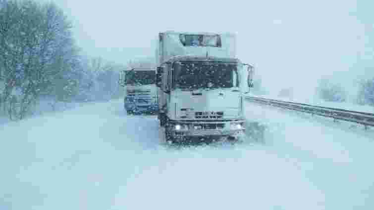 Через снігопад на Львівщині обмежили рух вантажівок трасою Київ-Чоп