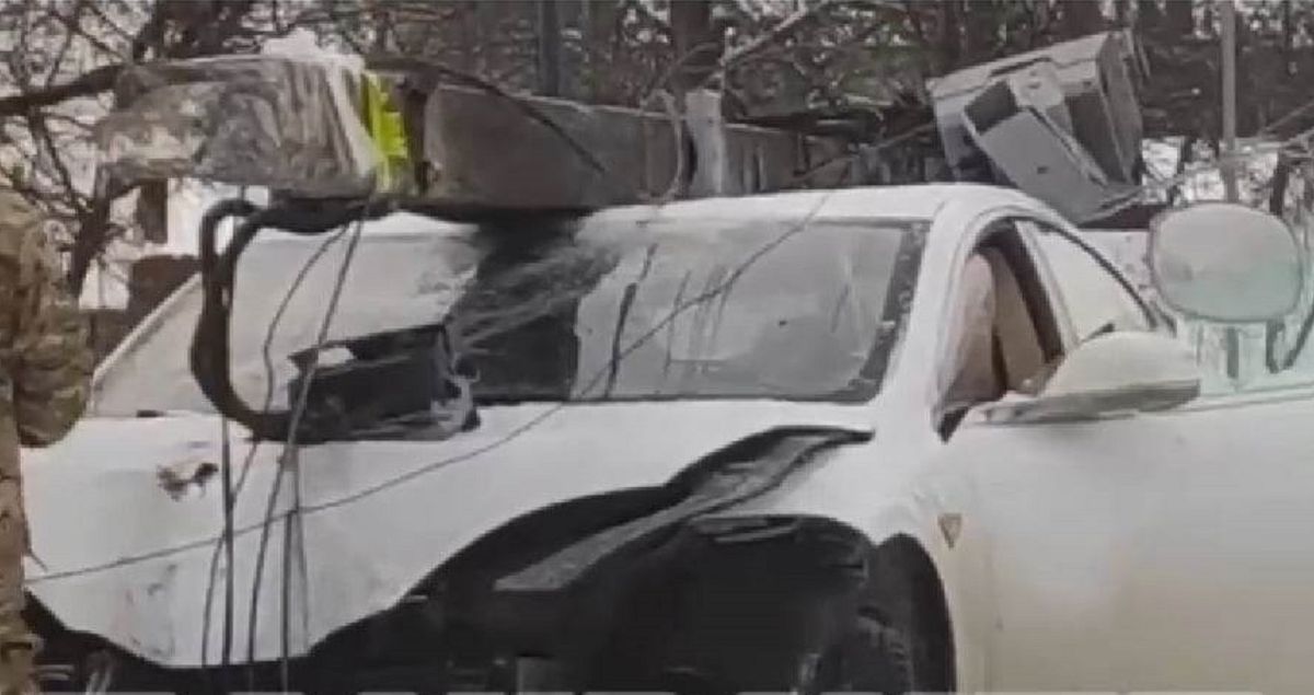 Водій Tesla зніс стовп з камерою фіксації швидкості на трасі Львів-Луцьк