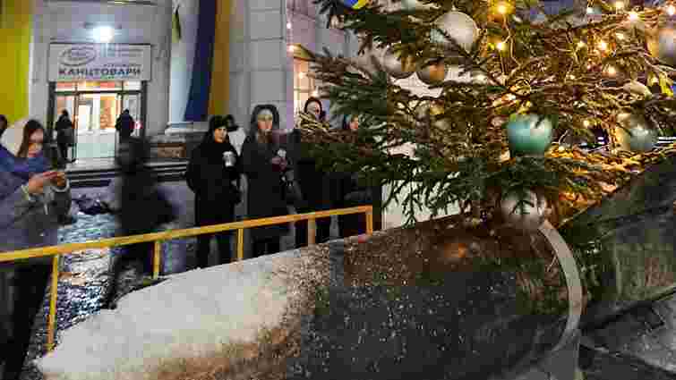 У центрі Хмельницького на уламку російської ракети встановили новорічну ялинку