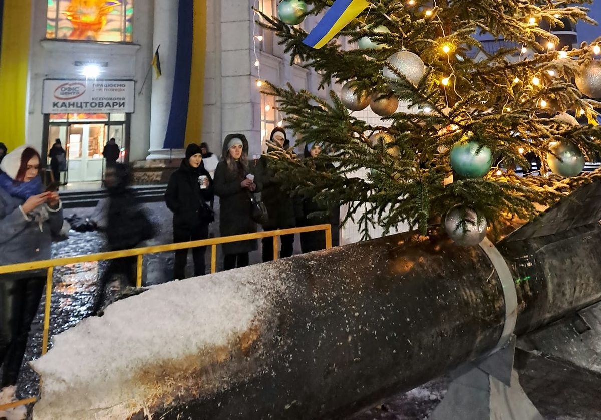У центрі Хмельницького на уламку російської ракети встановили новорічну ялинку