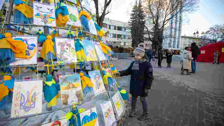 В Івано-Франківську встановили новорічну ялинку із дитячих малюнків