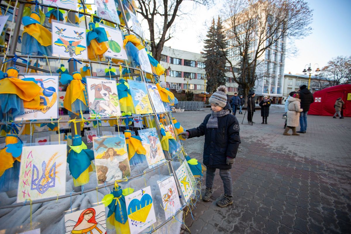В Івано-Франківську встановили новорічну ялинку із дитячих малюнків