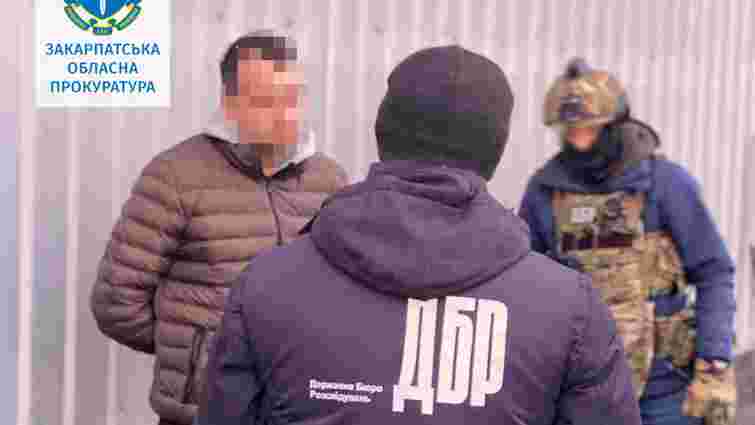 ДБР затримало ужгородського поліцейського за торгівлю метамфетаміном