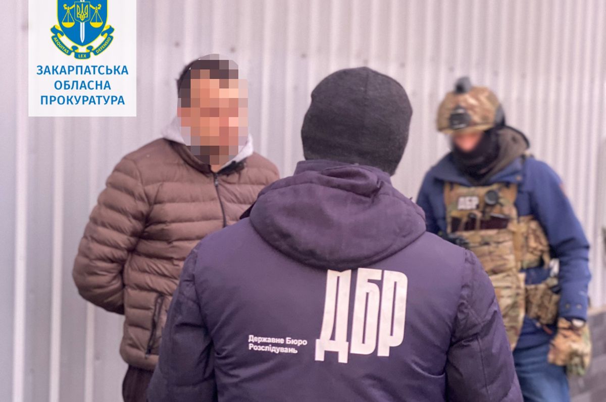 ДБР затримало ужгородського поліцейського за торгівлю метамфетаміном