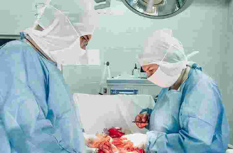 Хірурги Вараської лікарні видалили у пацієнтки пухлину вагою понад 2 кг