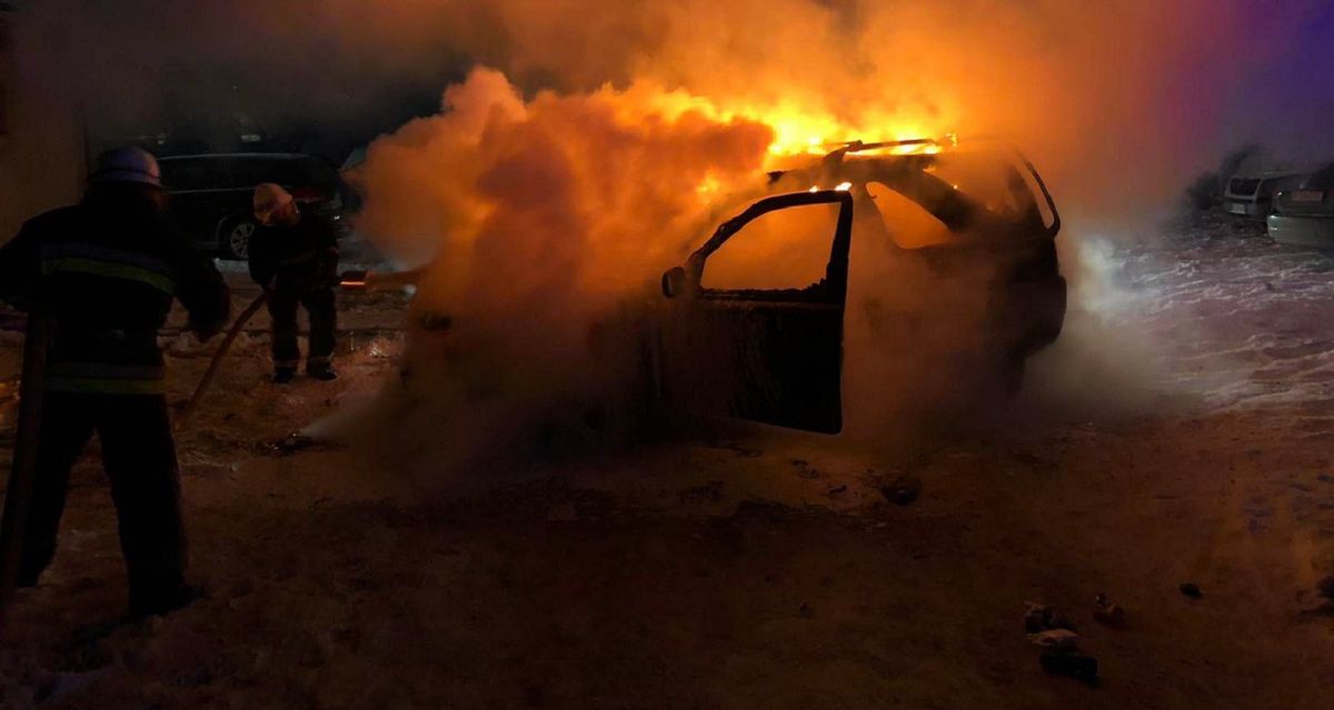 На парковці в Новояворівську вщент згорів позашляховик Land Rover Freelander