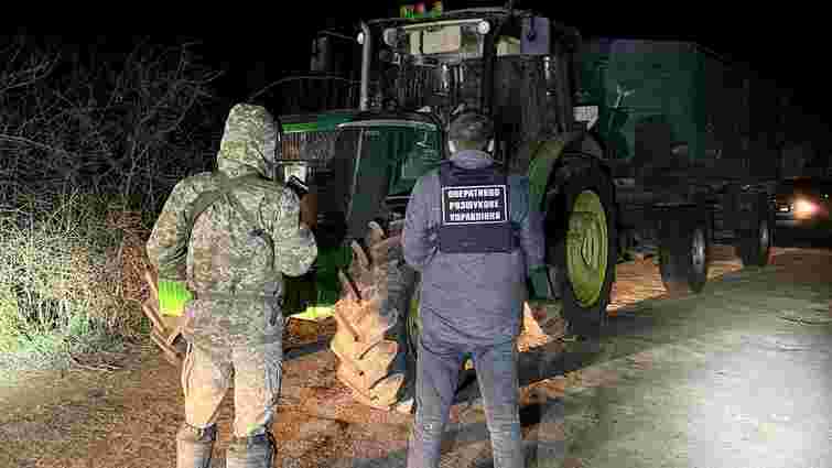 Закарпатські прикордонники пострілами зупиняли контрабандистів на тракторі