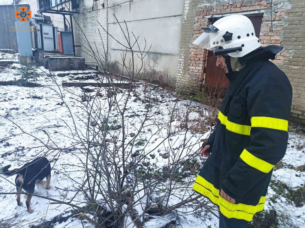 Мешканка Долини провалилася в півтораметровий колодязь у промисловій зоні