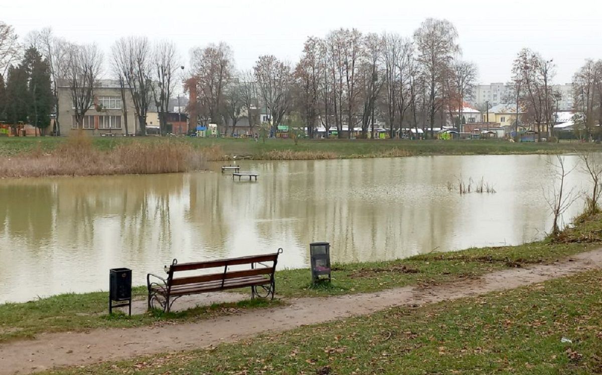 З озера у львівському парку витягли тіло 17-річної дівчини