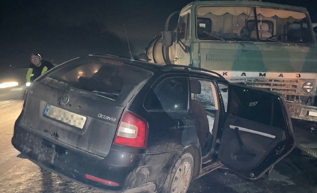 На трасі Київ-Чоп водій Škoda вчинив лобову аварію з КамАЗом 
