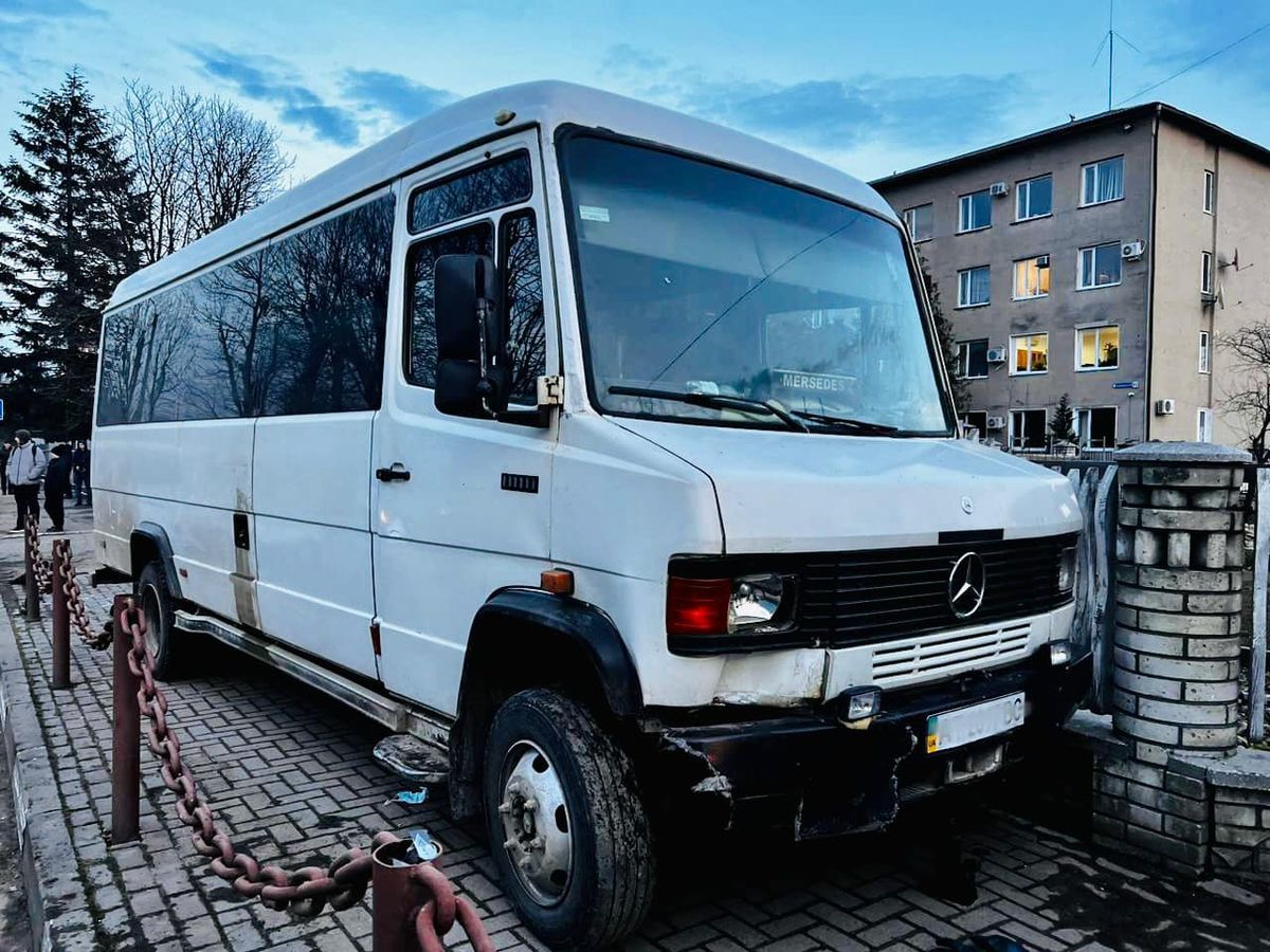 62-річний водій маршрутки загинув, вчинивши потрійну ДТП у Надвірній