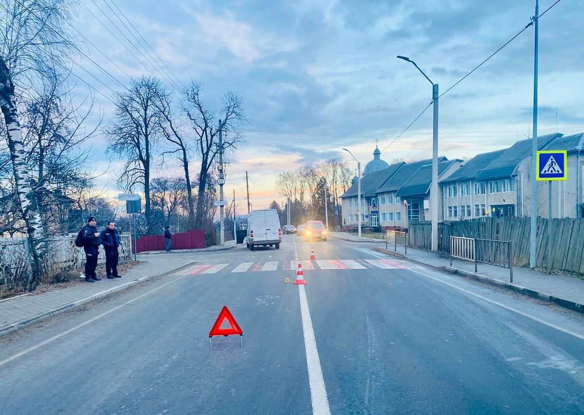 Водій мікроавтобуса збив 8-річну дівчинку на переході біля Надвірної