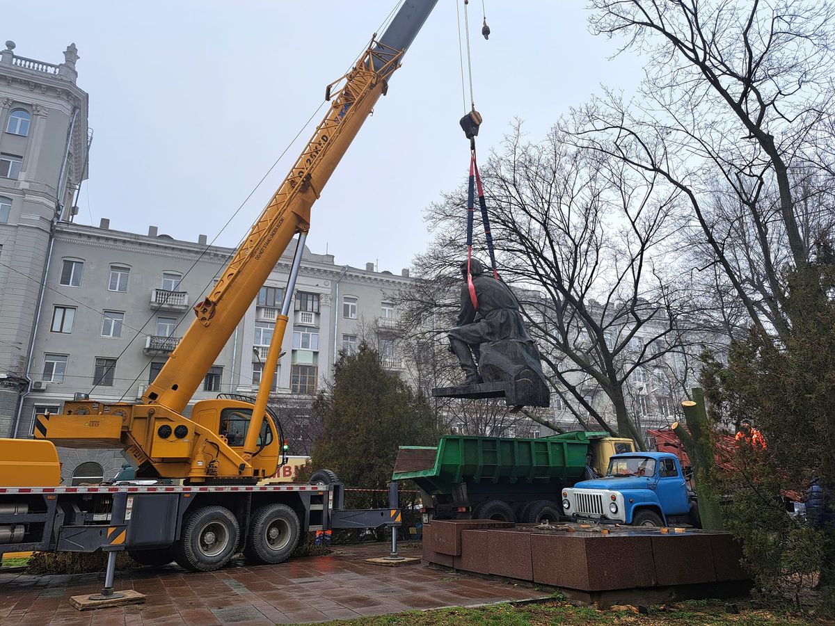 У Дніпрі демонтували пам'ятники Горькому та Чкалову