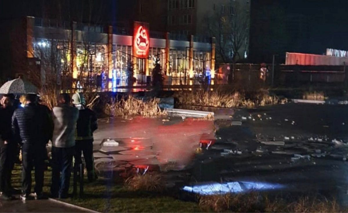 Троє чоловіків провалилися під кригу у Львові, один загинув