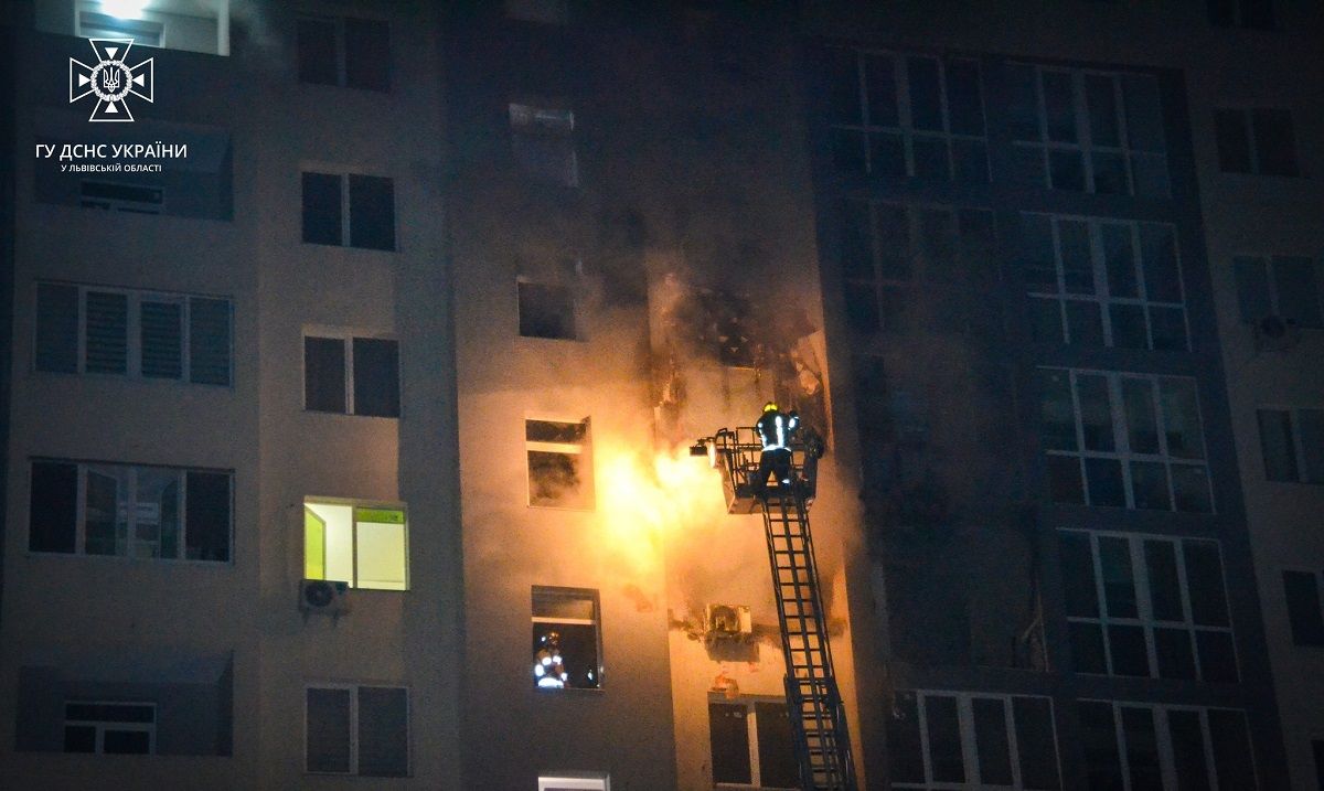 Вибух акумулятора спричинив сильну пожежу у львівській багатоповерхівці