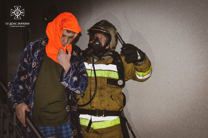 Рятувальники евакуювали з будинку 19 людей, серед них 4 дитини (фото ДСНС)