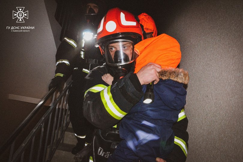 Рятувальники евакуювали з будинку 19 людей, серед них 4 дитини (фото ДСНС)