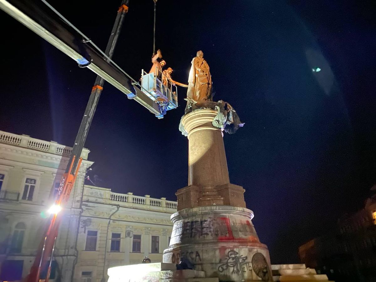 В Одесі знесли пам'ятники Катерині ІІ і Суворову