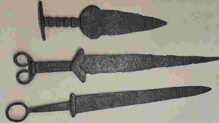 Польські митники виявили скіфські та сарматські мечі у посилці з України