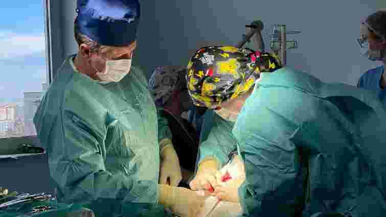 Львівські лікарі під час знеструмлення прийняли пологи і пересадили печінку 