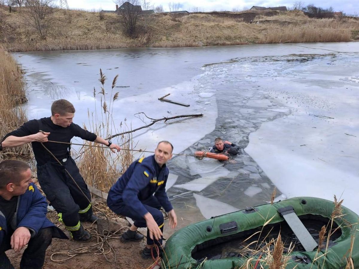 Троє підлітків провалились під кригу в Нововолинську, один загинув 