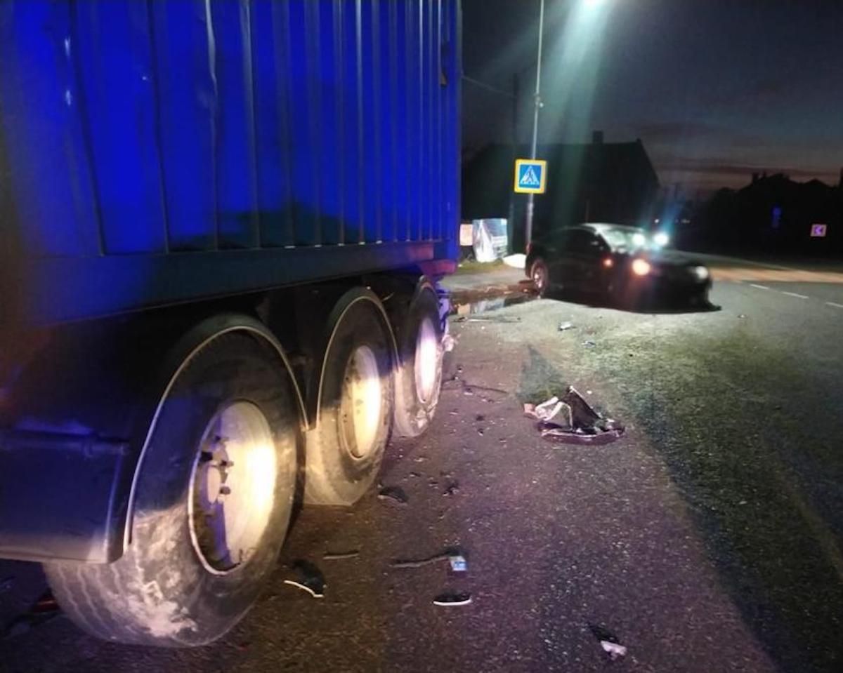 П'яний 22-річний львів'янин на краденій машині влетів у зупинку, є загиблий